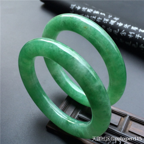 翡翠王朝:你知道你手上戴的翡翠手镯是哪种款式吗?(转载)-第6张图片-翡翠网 翡翠王朝:你知道你手上戴的翡翠手镯是哪种款式吗?(转载)-第6张图片-翡翠网