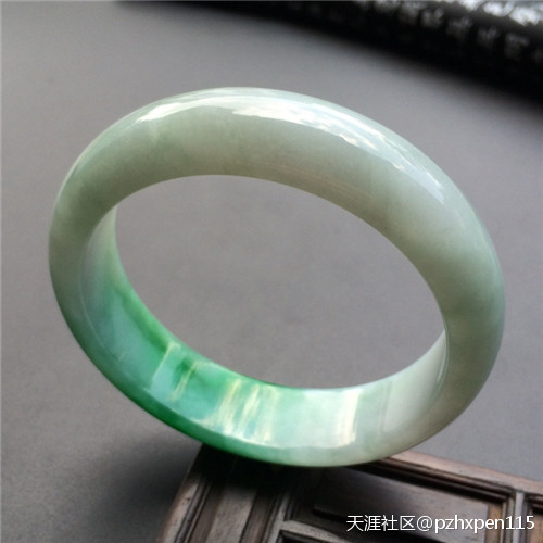 翡翠王朝:你知道你手上戴的翡翠手镯是哪种款式吗?(转载)-第3张图片-翡翠网 翡翠王朝:你知道你手上戴的翡翠手镯是哪种款式吗?(转载)-第3张图片-翡翠网