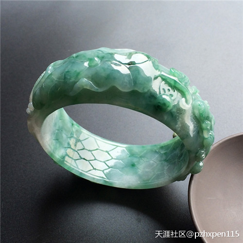翡翠王朝:你知道你手上戴的翡翠手镯是哪种款式吗?(转载)-第9张图片-翡翠网 翡翠王朝:你知道你手上戴的翡翠手镯是哪种款式吗?(转载)-第9张图片-翡翠网