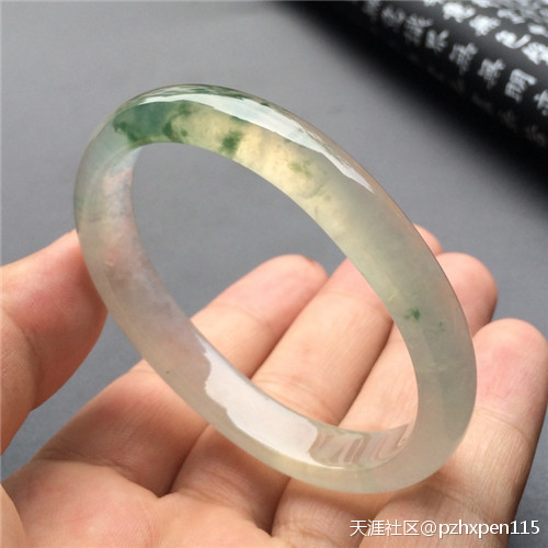 翡翠王朝:你知道你手上戴的翡翠手镯是哪种款式吗?(转载)-第5张图片-翡翠网 翡翠王朝:你知道你手上戴的翡翠手镯是哪种款式吗?(转载)-第5张图片-翡翠网