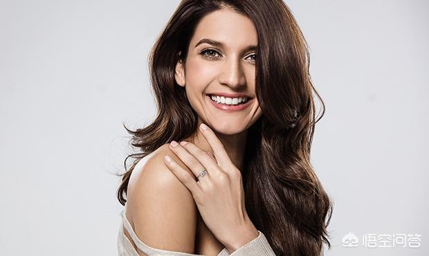 结婚戒指戴哪只手合适,戴戒指男女有别吗?-第3张图片-翡翠网 结婚戒指戴哪只手合适,戴戒指男女有别吗?-第3张图片-翡翠网