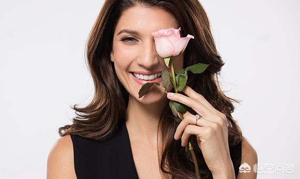 结婚戒指戴哪只手合适,戴戒指男女有别吗?-第2张图片-翡翠网 结婚戒指戴哪只手合适,戴戒指男女有别吗?-第2张图片-翡翠网