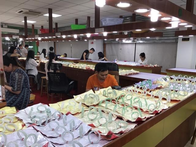 翡翠商家到底错在哪里?-第2张图片-翡翠网 翡翠商家到底错在哪里?-第2张图片-翡翠网