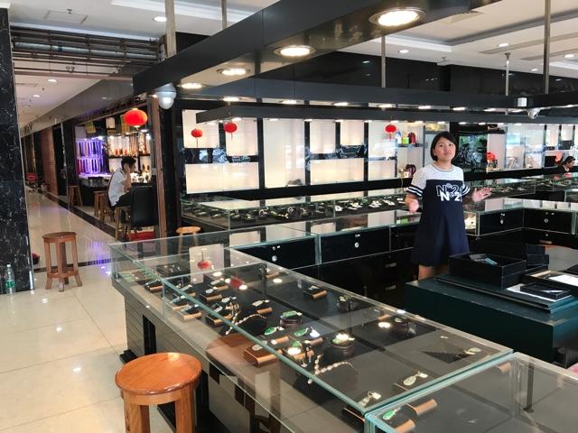 翡翠商家到底错在哪里?-第4张图片-翡翠网 翡翠商家到底错在哪里?-第4张图片-翡翠网