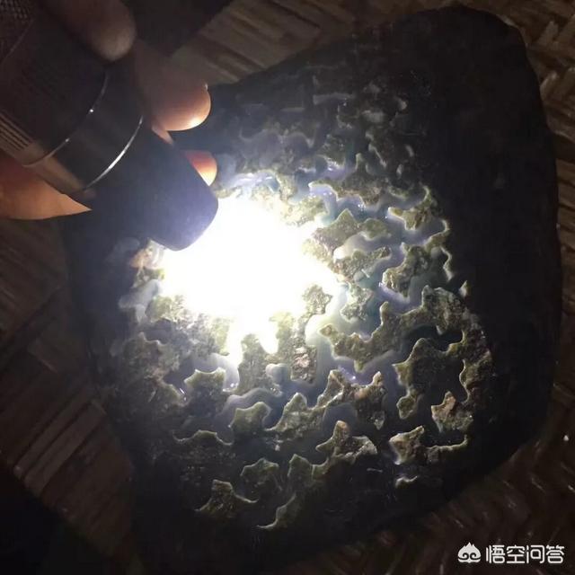 如何不用检测工具快速判断翡翠手镯是A货还是B货？-第2张图片-翡翠网