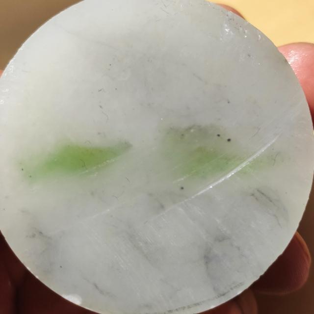 白玉里面带着绿癣怎么回事?-第2张图片-翡翠网 白玉里面带着绿癣怎么回事?-第2张图片-翡翠网