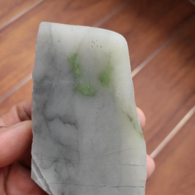 白玉里面带着绿癣怎么回事?-第1张图片-翡翠网 白玉里面带着绿癣怎么回事?-第1张图片-翡翠网