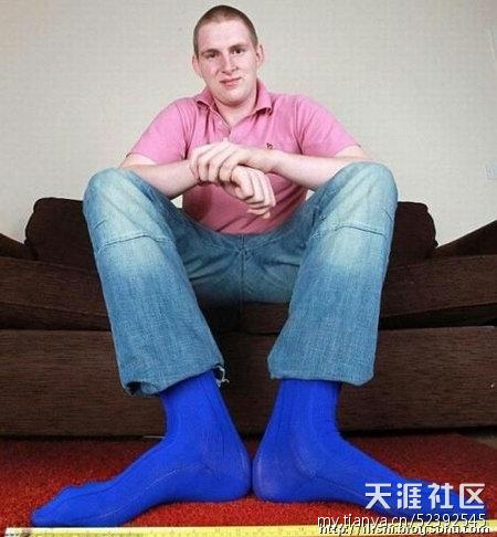 [歪点子]英国小伙惊人大脚-第1张图片-翡翠网