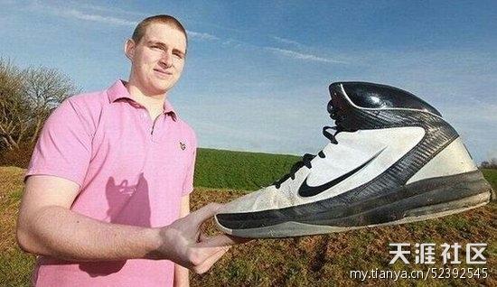 [歪点子]英国小伙惊人大脚-第2张图片-翡翠网