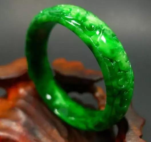 文玩老手购买翡翠玉镯有何秘诀？-第10张图片-翡翠网