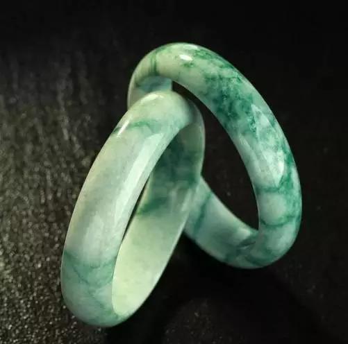 文玩老手购买翡翠玉镯有何秘诀？-第20张图片-翡翠网