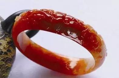 文玩老手购买翡翠玉镯有何秘诀？-第23张图片-翡翠网