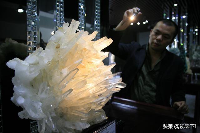 玩石靠的是眼力,有人说靠实力,还有人说靠运气,您认为呢?-第2张图片-翡翠网 玩石靠的是眼力,有人说靠实力,还有人说靠运气,您认为呢?-第2张图片-翡翠网