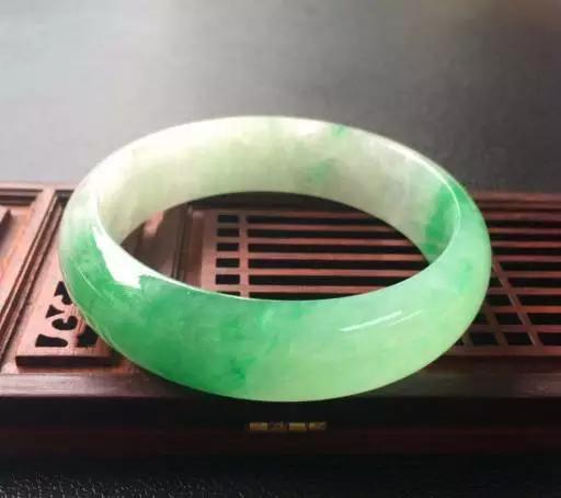 文玩老手购买翡翠玉镯有何秘诀？-第19张图片-翡翠网