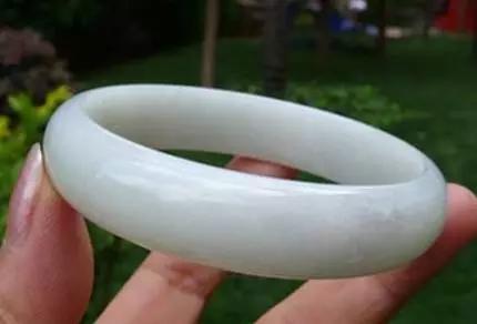 文玩老手购买翡翠玉镯有何秘诀？-第24张图片-翡翠网