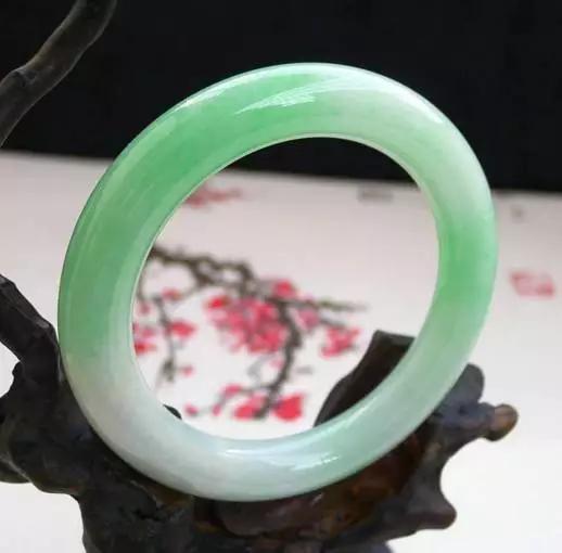 文玩老手购买翡翠玉镯有何秘诀？-第16张图片-翡翠网