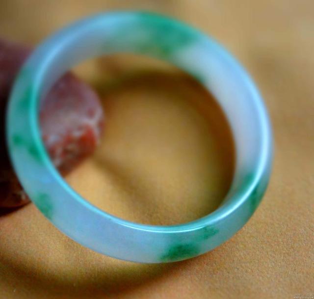 文玩老手购买翡翠玉镯有何秘诀？-第2张图片-翡翠网