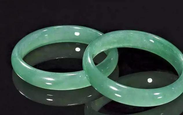 翡翠手镯越戴颜色越淡?-第1张图片-翡翠网 翡翠手镯越戴颜色越淡?-第1张图片-翡翠网