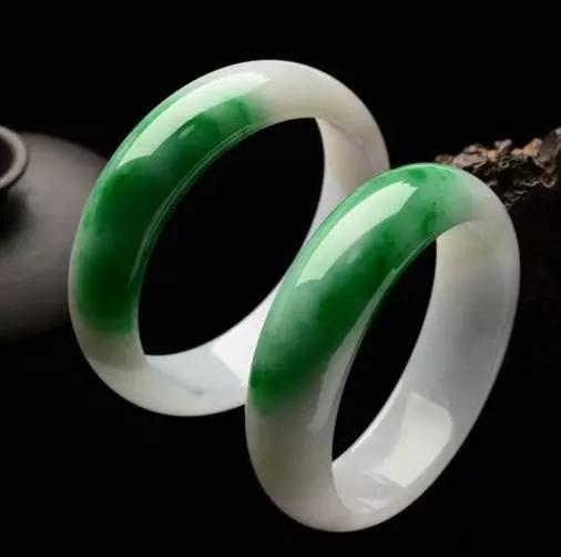 文玩老手购买翡翠玉镯有何秘诀？-第17张图片-翡翠网