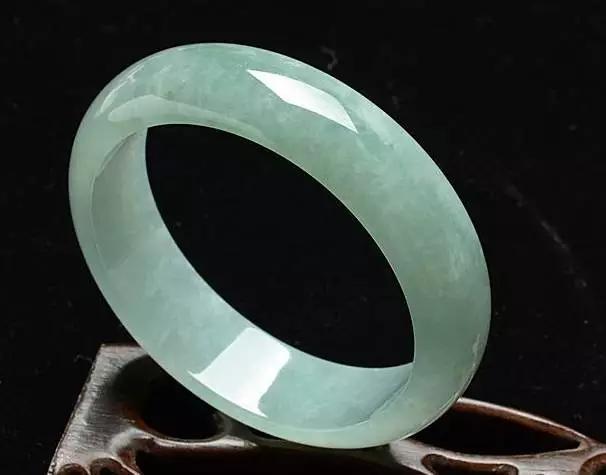 文玩老手购买翡翠玉镯有何秘诀？-第18张图片-翡翠网