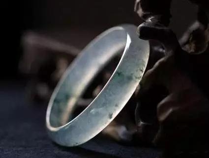 文玩老手购买翡翠玉镯有何秘诀？-第11张图片-翡翠网