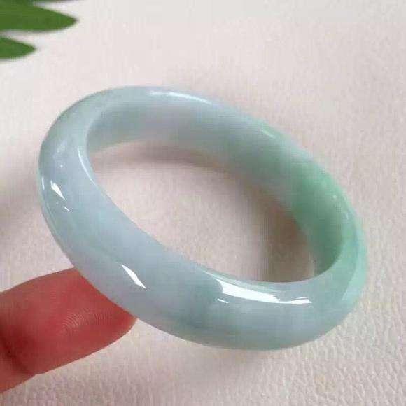 哪位大神帮忙看看这翡翠手镯咋样?-第3张图片-翡翠网 哪位大神帮忙看看这翡翠手镯咋样?-第3张图片-翡翠网