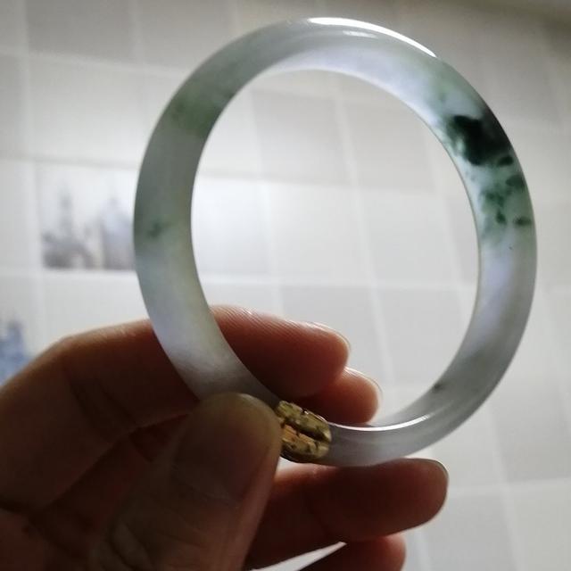 哪位大神帮忙看看这翡翠手镯咋样?-第4张图片-翡翠网 哪位大神帮忙看看这翡翠手镯咋样?-第4张图片-翡翠网