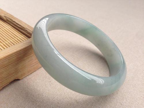 哪位大神帮忙看看这翡翠手镯咋样?-第1张图片-翡翠网 哪位大神帮忙看看这翡翠手镯咋样?-第1张图片-翡翠网