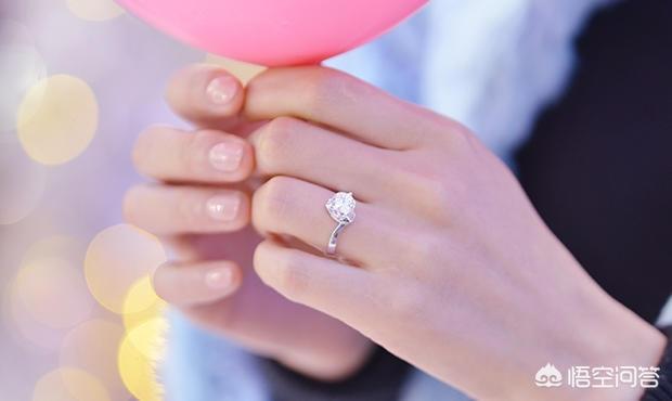 结婚戒指的戴法指南是什么?左右手皆可佩戴吗,有哪些迷人戴法?-第1张图片-翡翠网 结婚戒指的戴法指南是什么?左右手皆可佩戴吗,有哪些迷人戴法?-第1张图片-翡翠网