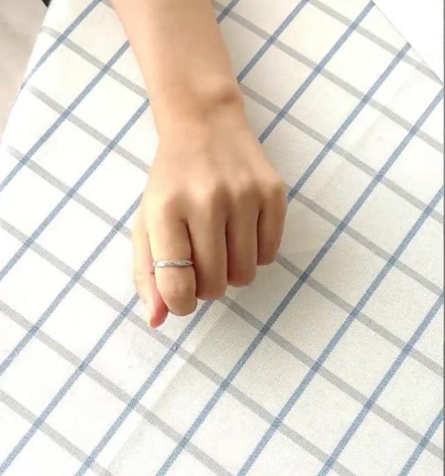 结婚钻戒戴哪个手？每个手指各自代表着什么含义？-第1张图片-翡翠网
