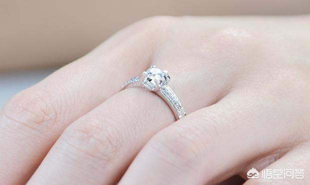 戒指戴在中指是什么意思?-第3张图片-翡翠网 戒指戴在中指是什么意思?-第3张图片-翡翠网