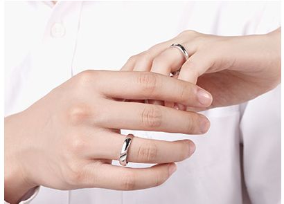 男人右手无名指带着戒指代表什么-第1张图片-翡翠网 男人右手无名指带着戒指代表什么-第1张图片-翡翠网