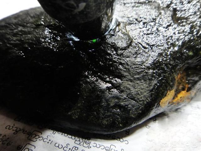 为什么说莫湾基场口翡翠原石的赌性最大?-第5张图片-翡翠网 为什么说莫湾基场口翡翠原石的赌性最大?-第5张图片-翡翠网