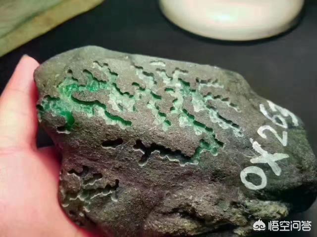 为什么说莫湾基场口翡翠原石的赌性最大?-第8张图片-翡翠网 为什么说莫湾基场口翡翠原石的赌性最大?-第8张图片-翡翠网