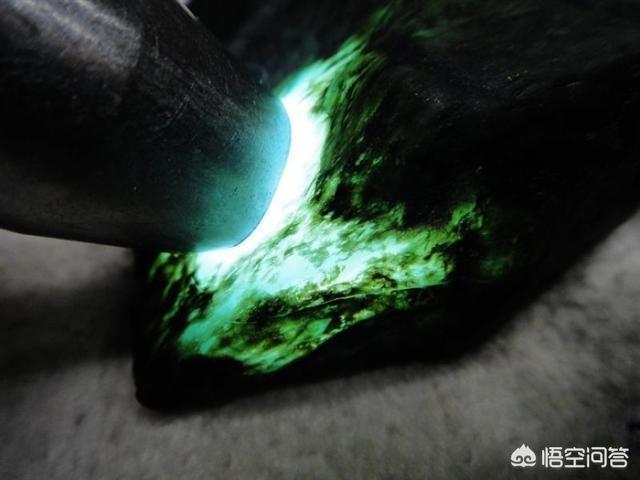 为什么说莫湾基场口翡翠原石的赌性最大?-第9张图片-翡翠网 为什么说莫湾基场口翡翠原石的赌性最大?-第9张图片-翡翠网