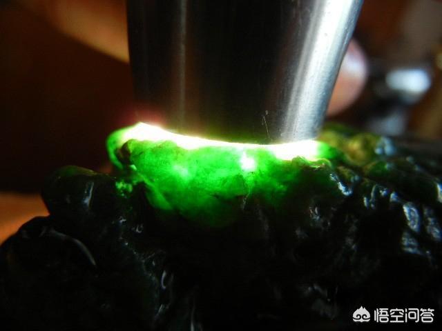 为什么说莫湾基场口翡翠原石的赌性最大?-第10张图片-翡翠网 为什么说莫湾基场口翡翠原石的赌性最大?-第10张图片-翡翠网