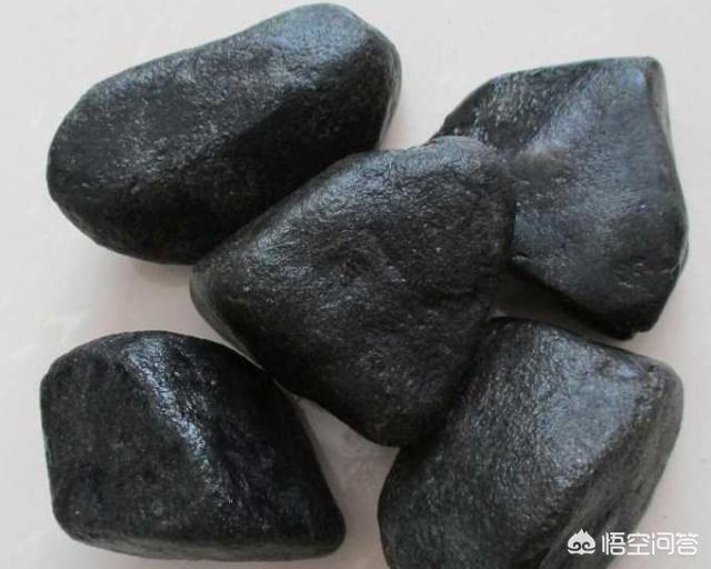 为什么说莫湾基场口翡翠原石的赌性最大？