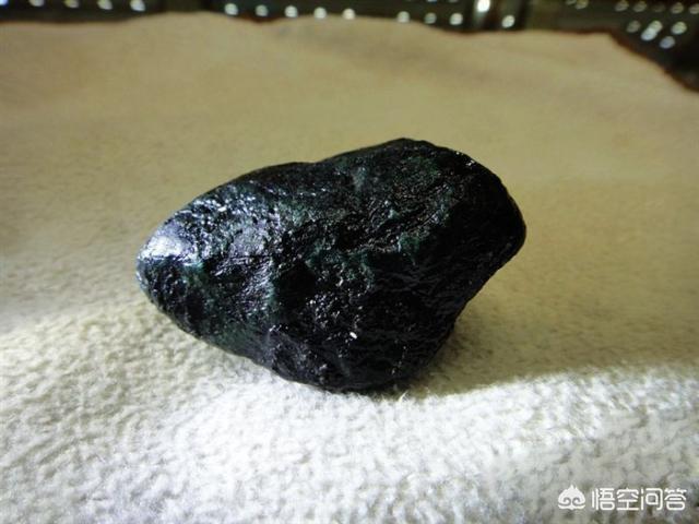 为什么说莫湾基场口翡翠原石的赌性最大?-第2张图片-翡翠网 为什么说莫湾基场口翡翠原石的赌性最大?-第2张图片-翡翠网