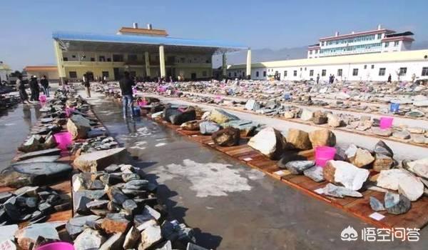 在公盘购买的翡翠原石和网上购买的翡翠原石有什么区别?-第1张图片-翡翠网 在公盘购买的翡翠原石和网上购买的翡翠原石有什么区别?-第1张图片-翡翠网