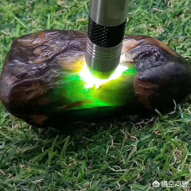 一块品相及皮壳表现很不错的翡翠原石，该如何判断其品质的好坏？-第2张图片-翡翠网