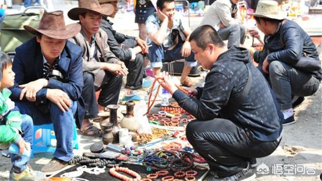 一些街上卖的10元手镯都是从哪来的?-第1张图片-翡翠网 一些街上卖的10元手镯都是从哪来的?-第1张图片-翡翠网