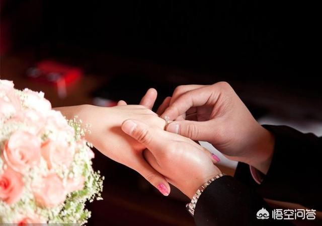 钻戒广告说“钻石恒久远，一颗永流传”，那么女人结婚时有多少人会戴父母辈传下来的钻戒？-第2张图片-翡翠网