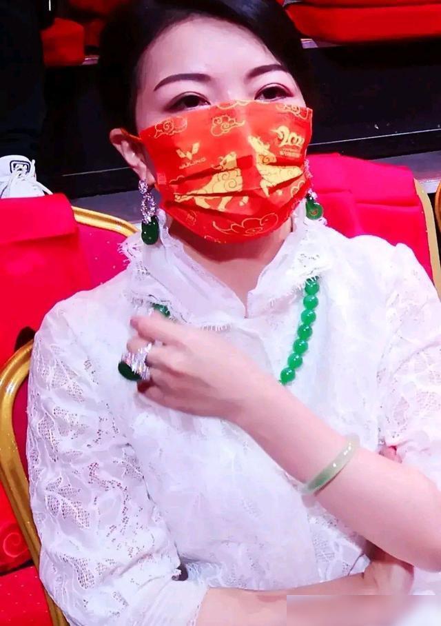 女观众戴着6700万项链欣赏春晚被曝光，你怎么看？-第2张图片-翡翠网