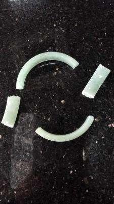 玉没有磕碰过的情况下,突然有个很小的坑,是正常的吗?-第2张图片-翡翠网 玉没有磕碰过的情况下,突然有个很小的坑,是正常的吗?-第2张图片-翡翠网