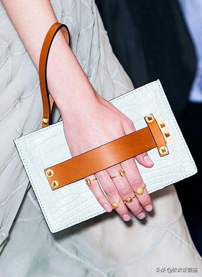 戴戒指光好看就行吗?戒指的戴法和意义重要吗?-第5张图片-翡翠网 戴戒指光好看就行吗?戒指的戴法和意义重要吗?-第5张图片-翡翠网