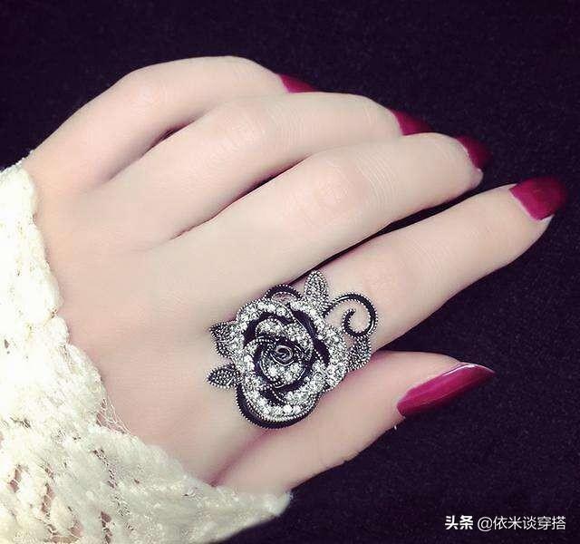 戴戒指光好看就行吗?戒指的戴法和意义重要吗?-第3张图片-翡翠网 戴戒指光好看就行吗?戒指的戴法和意义重要吗?-第3张图片-翡翠网