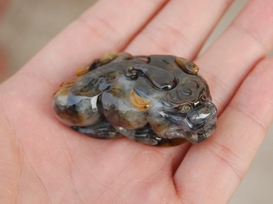 这款翡翠貔貅把件是老坑冰种有证书a 货标价2600元请师傅们帮我看看,谢谢了-第3张图片-翡翠网 这款翡翠貔貅把件是老坑冰种有证书a 货标价2600元请师傅们帮我看看,谢谢了-第3张图片-翡翠网