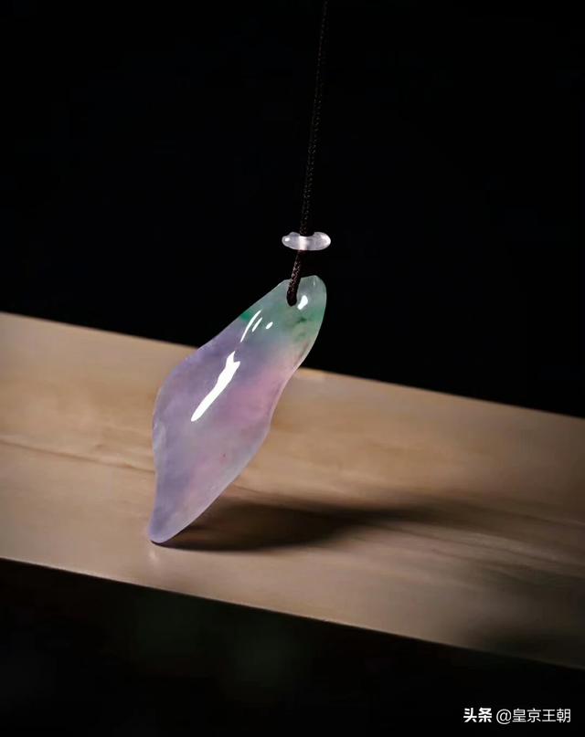 珠宝到底应不应该24小时佩戴?-第5张图片-翡翠网 珠宝到底应不应该24小时佩戴?-第5张图片-翡翠网