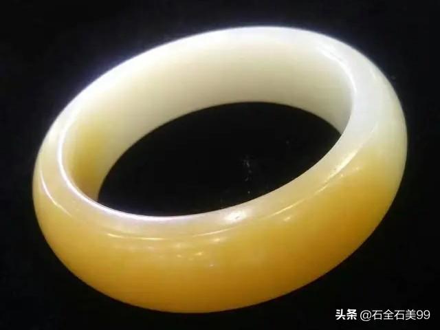 谁能帮忙看看这是不是和田玉?-第1张图片-翡翠网 谁能帮忙看看这是不是和田玉?-第1张图片-翡翠网