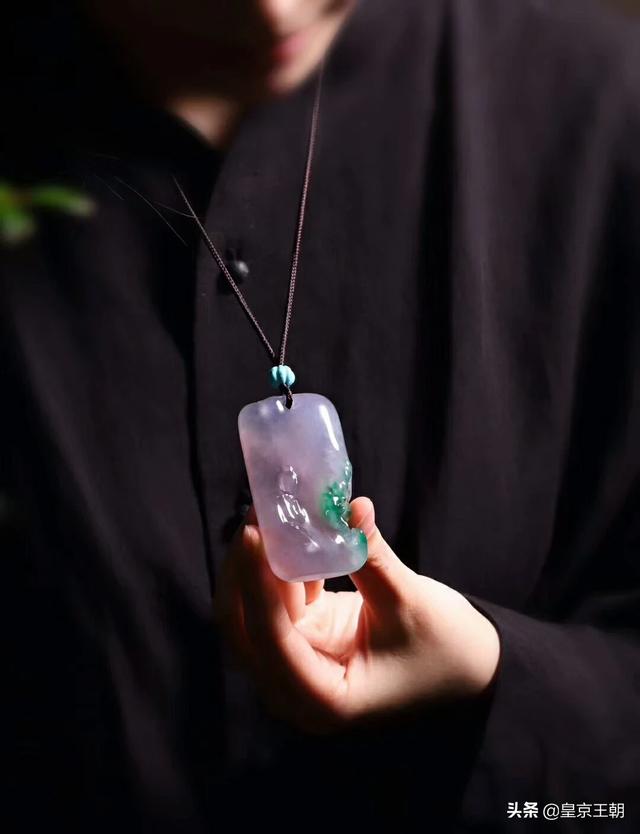 珠宝到底应不应该24小时佩戴?-第1张图片-翡翠网 珠宝到底应不应该24小时佩戴?-第1张图片-翡翠网